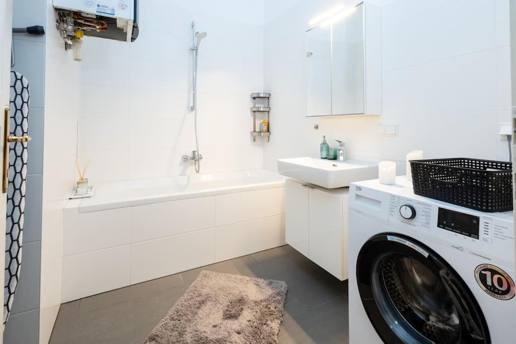 Orestaliving - Spacious 2Br On The Danube Canal Vienne Extérieur photo